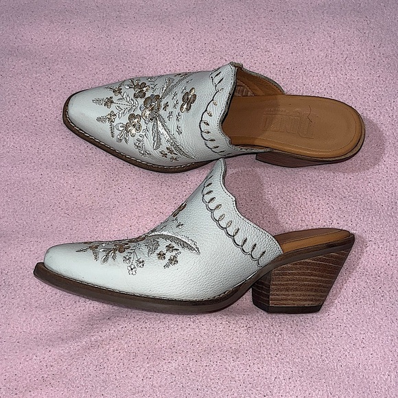 NWOT Dingo Wildflower Closed Toe Mules - Picture 4 of 8